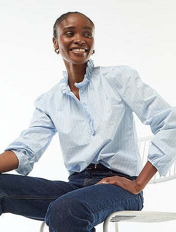 Blusa con volant sul collo e sull'apertura