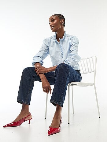 Blusa con volant sul collo e sull'apertura