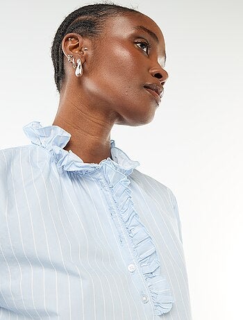 Blusa con volant sul collo e sull'apertura