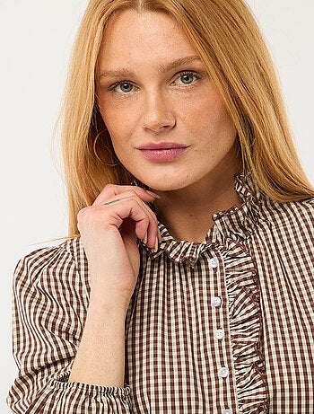 Blusa con volant sul collo e sull'apertura