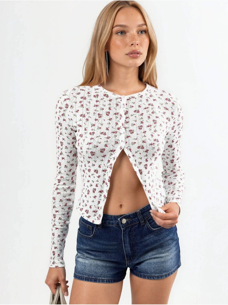 Blusa corta a coste con fiori e chiusura a bottoni busem Bianco - Kiabi