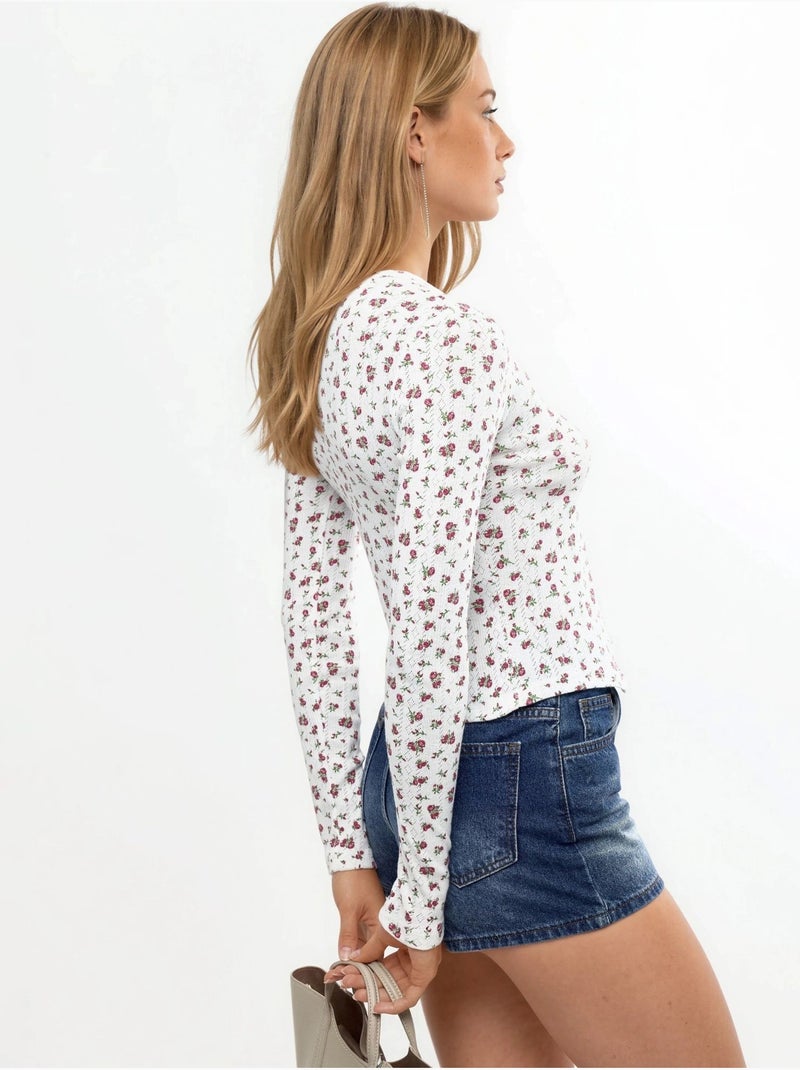 Blusa corta a coste con fiori e chiusura a bottoni busem Bianco - Kiabi