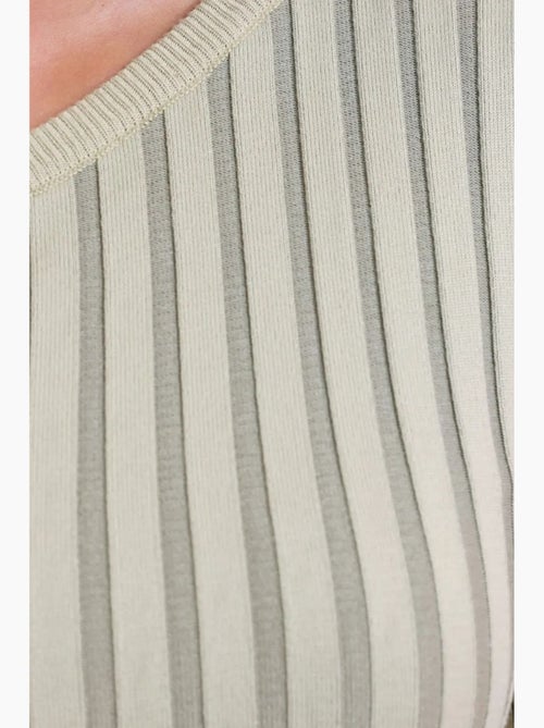Blusa corta a coste lavorata a maglia con una spalla a righe hiccup - Kiabi Blusa corta a coste lavorata a maglia con una spalla a righe hiccup - Kiabi