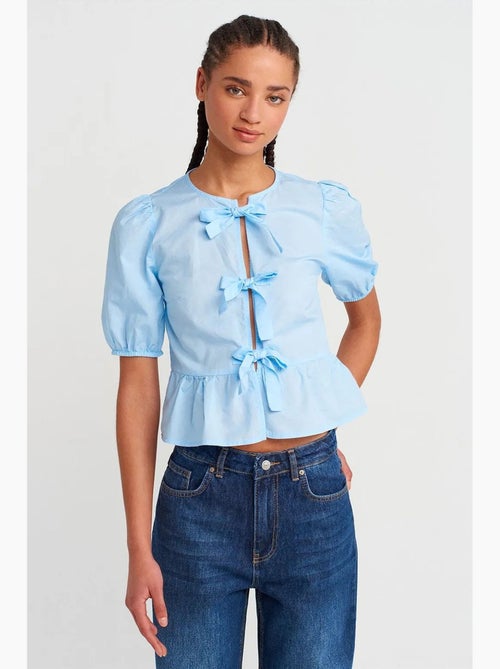 Blusa crop da donna con dettaglio fiocco dilvin - Kiabi Blusa crop da donna con dettaglio fiocco dilvin - Kiabi