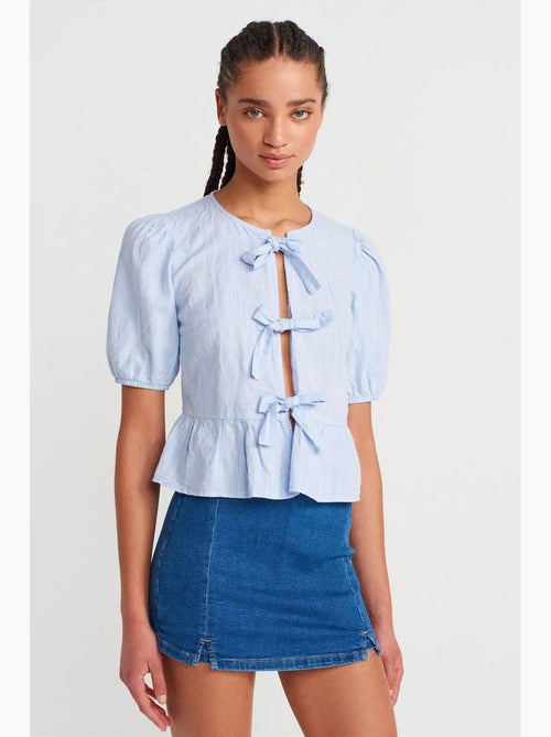Blusa crop da donna con dettaglio fiocco dilvin - Kiabi Blusa crop da donna con dettaglio fiocco dilvin - Kiabi