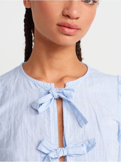 Blusa crop da donna con dettaglio fiocco dilvin - Kiabi Blusa crop da donna con dettaglio fiocco dilvin - Kiabi