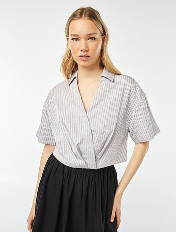 Blusa cropped con apertura incrociata abbottonata