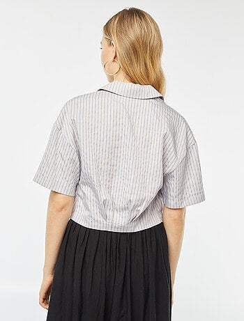 Blusa cropped con apertura incrociata abbottonata