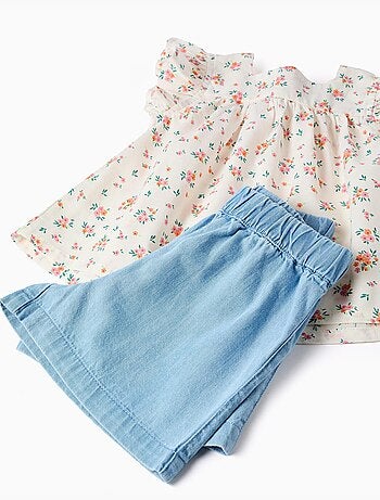 Blusa floreale e pantaloncini in denim