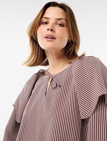 Blusa fluida a maniche lunghe con ampio volant sul collo