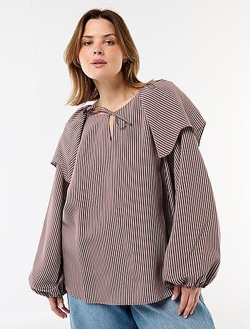 Blusa fluida a maniche lunghe con ampio volant sul collo