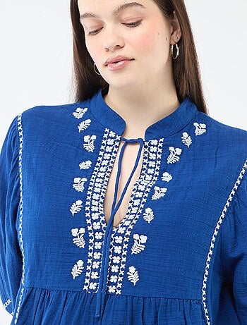 Blusa in garza di cotone con ricami fantasia e lacci al collo