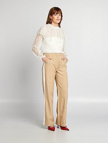 Blusa in pizzo con volant