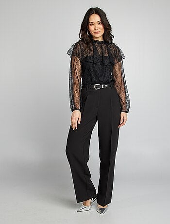 Blusa in pizzo con volant