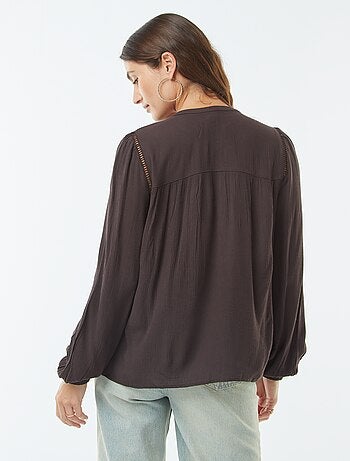 Blusa in tessuto effetto crêpe con bordo traforato