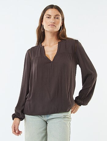 Blusa in tessuto effetto crêpe con bordo traforato