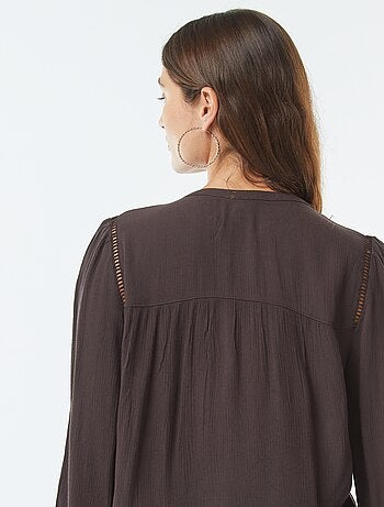 Blusa in tessuto effetto crêpe con bordo traforato