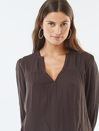 Blusa in tessuto effetto crêpe con bordo traforato
