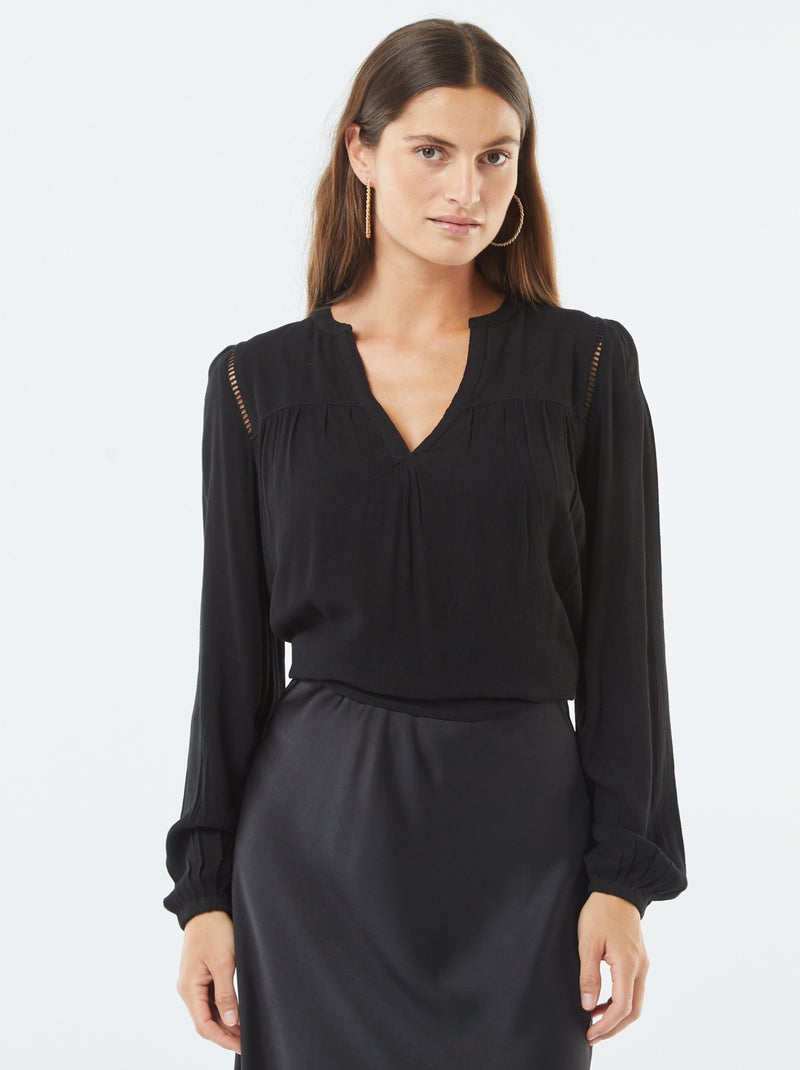 Blusa in tessuto effetto crêpe con bordo traforato nero - Kiabi