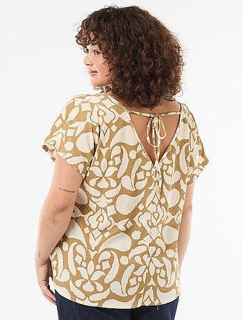 Blusa in tessuto goffrato a maniche corte