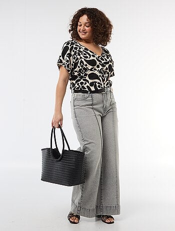 Blusa in tessuto goffrato a maniche corte