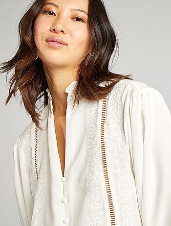 Blusa morbida con ricamo volant e maglia traforata