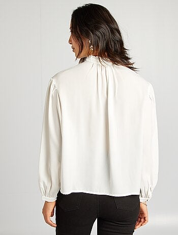 Blusa morbida con ricamo volant e maglia traforata