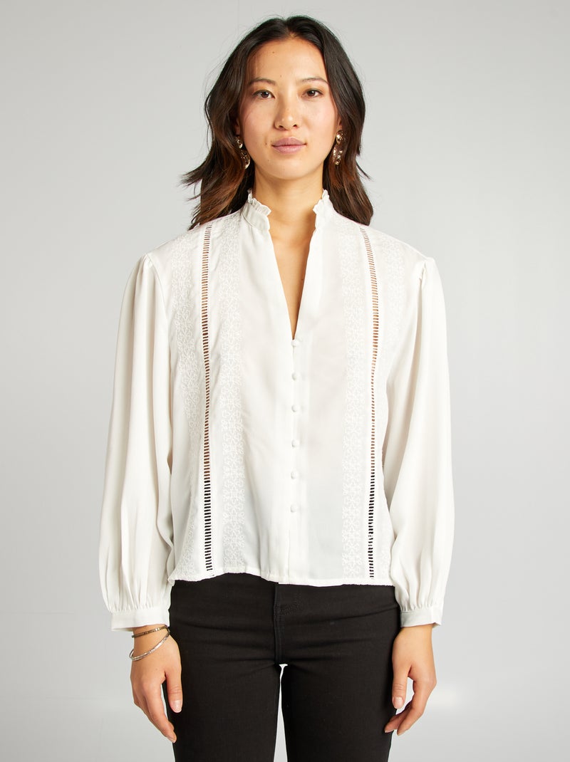 Blusa morbida con ricamo volant e maglia traforata BIANCO - Kiabi