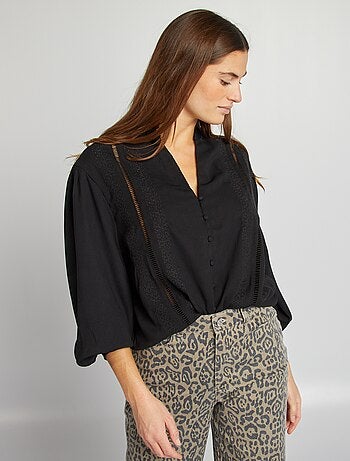 Blusa morbida con ricamo volant e maglia traforata