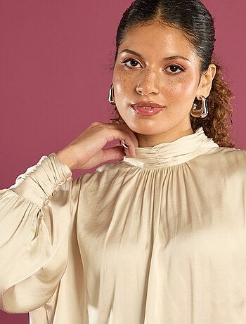 Blusa satinata con collo alto e arricciature