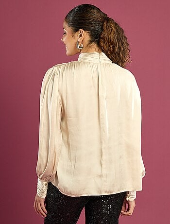 Blusa satinata con collo alto e arricciature