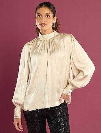 Blusa satinata con collo alto e arricciature