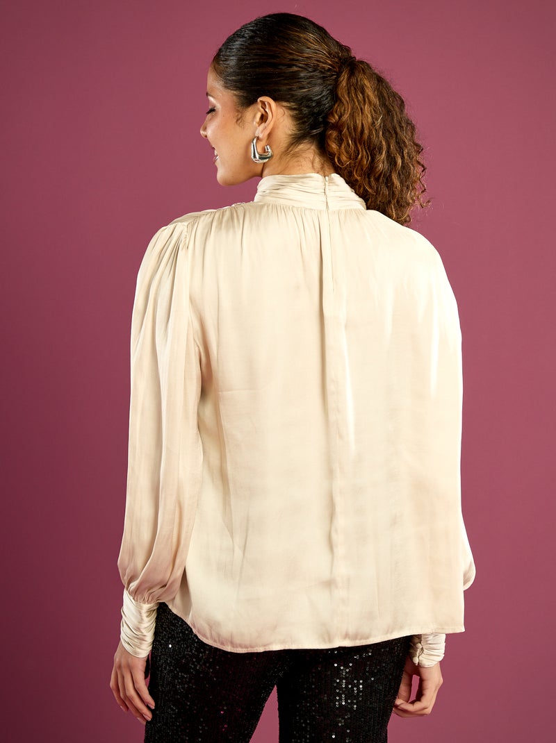 Blusa satinata con collo alto e arricciature Beige - Kiabi