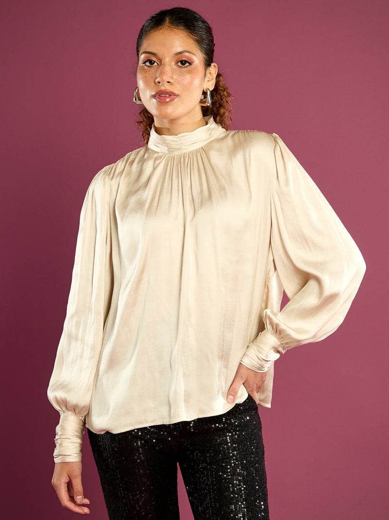 Blusa satinata con collo alto e arricciature Beige - Kiabi