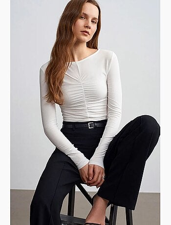 Blusa slim fit con scollo a barca e maniche lunghe dilvin