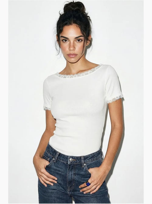 Blusa slim fit con scollo a barca in pizzo lucci - Kiabi Blusa slim fit con scollo a barca in pizzo lucci - Kiabi
