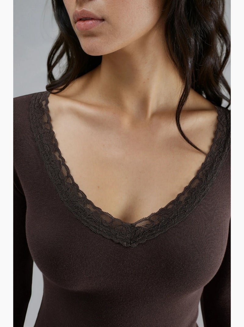 Blusa slim fit con scollo a v e dettaglio in pizzo busem Marrone scuro - Kiabi