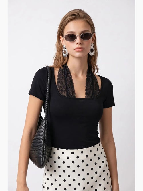 Blusa slim fit in viscosa con scollo a u e pizzo mixray - Kiabi Blusa slim fit in viscosa con scollo a u e pizzo mixray - Kiabi