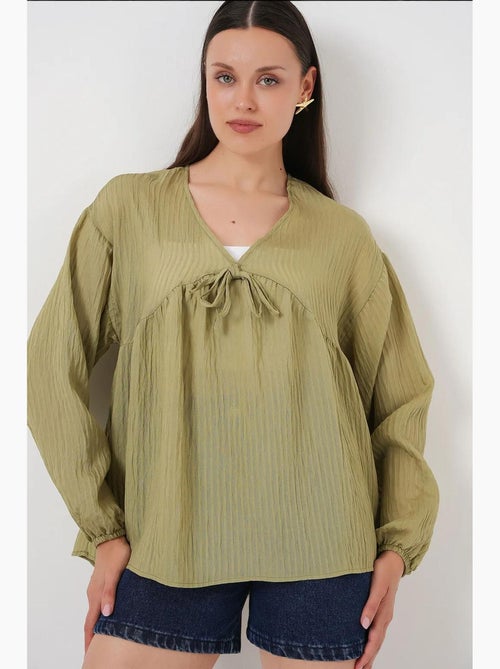 Blusa testurizzata seersucker scollo a v con fiocco bdart - Kiabi Blusa testurizzata seersucker scollo a v con fiocco bdart - Kiabi