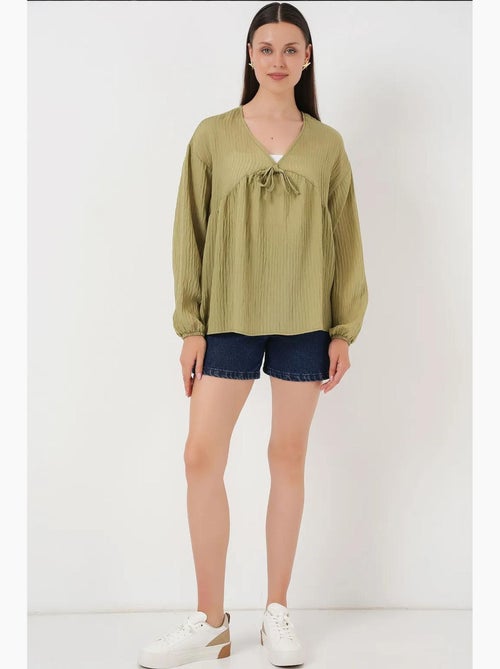 Blusa testurizzata seersucker scollo a v con fiocco bdart - Kiabi Blusa testurizzata seersucker scollo a v con fiocco bdart - Kiabi