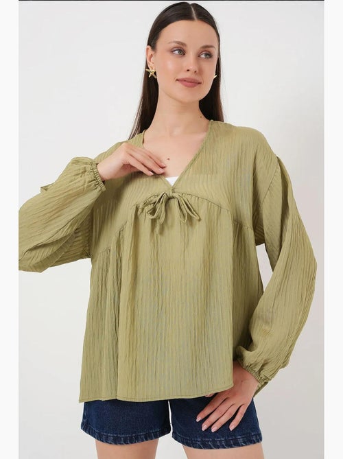 Blusa testurizzata seersucker scollo a v con fiocco bdart - Kiabi Blusa testurizzata seersucker scollo a v con fiocco bdart - Kiabi