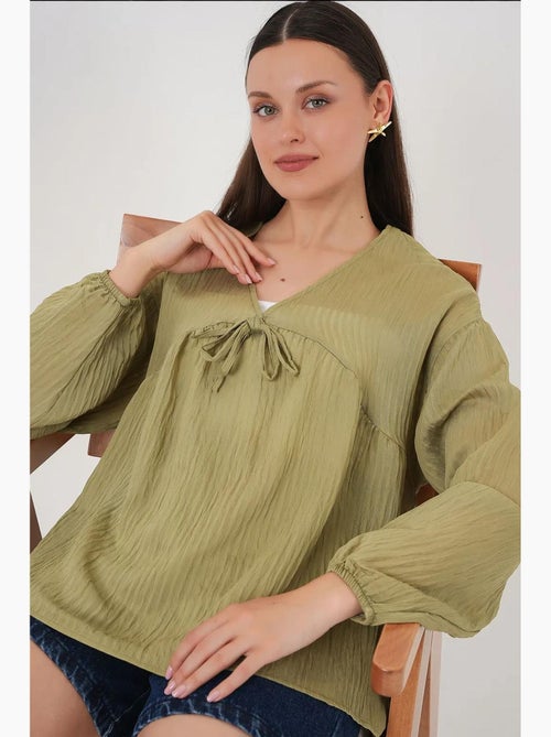 Blusa testurizzata seersucker scollo a v con fiocco bdart - Kiabi Blusa testurizzata seersucker scollo a v con fiocco bdart - Kiabi