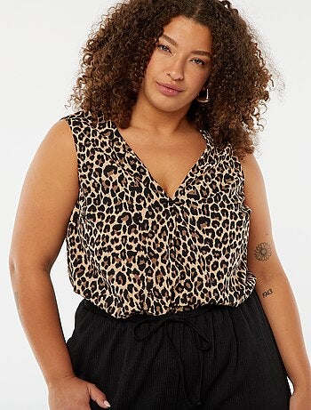Blusa tinta unita con cucitura fantasia sul collo