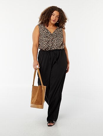 Blusa tinta unita con cucitura fantasia sul collo
