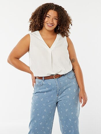 Blusa tinta unita con cucitura fantasia sul collo
