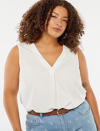 Blusa tinta unita con cucitura fantasia sul collo