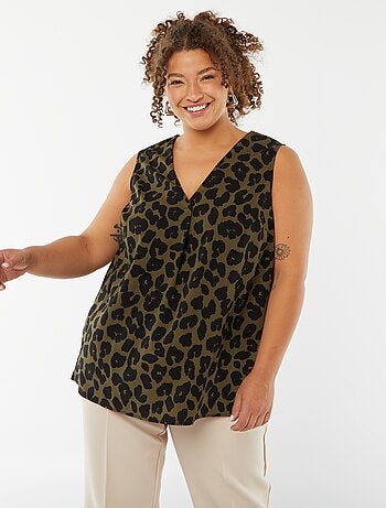Blusa tinta unita con cucitura fantasia sul collo