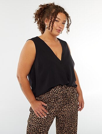 Blusa tinta unita con cucitura fantasia sul collo