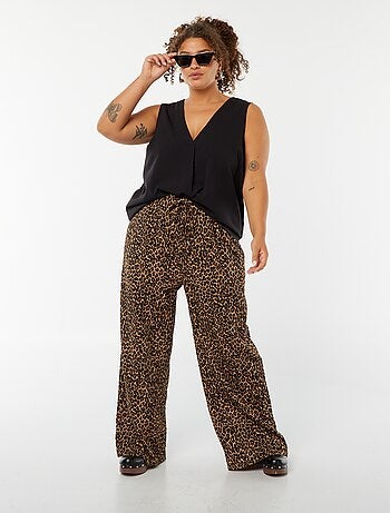 Blusa tinta unita con cucitura fantasia sul collo