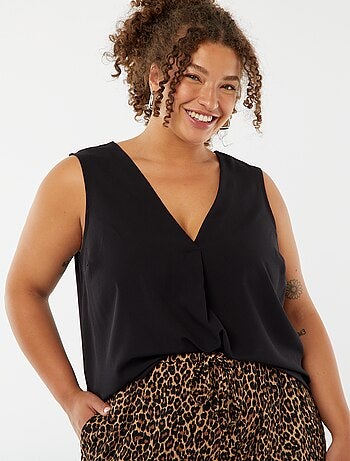 Blusa tinta unita con cucitura fantasia sul collo